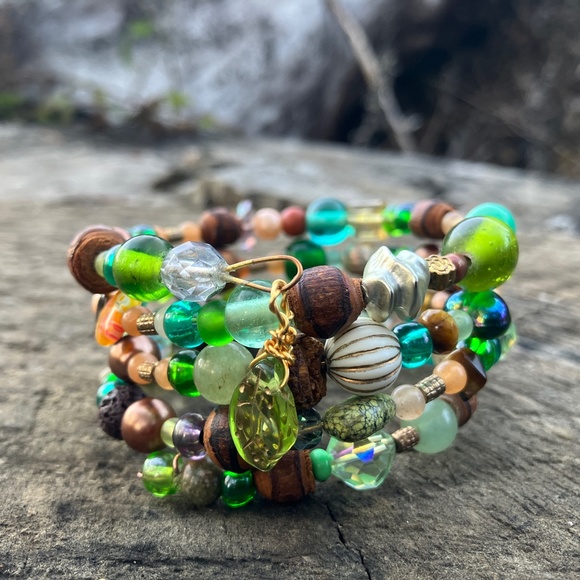 NWOT Green earth colors memory wire bracelet - glass and gemstone wrap bracelet - Picture 5 of 10